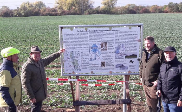 Stellten die 25. archäologische Hinweistafel der AG Heimatpfleger auf: (von links) Rudolf Zehfuß, Harald Schraepler, Thorben Uchtmann und Horst Kurzeia. Foto: Braunschweigische Landschaft