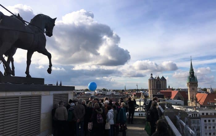 Am Jubiläumstag war die Braunschweiger Quadriga bei bestem Wetter und klarer Sicht Anziehungspunkt für 1800 Besucher. Foto: Der Löwe