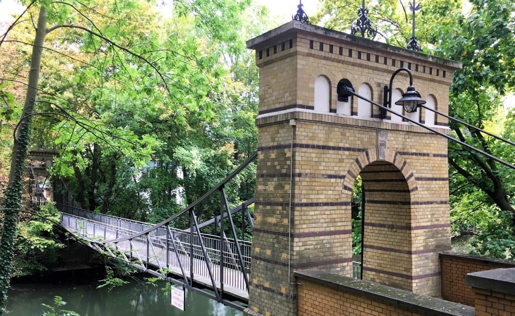 Die einzige Hänge­brücke der Stadt