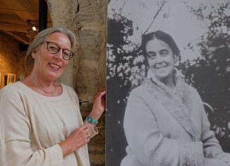 Renate Schäfer, Initiatorin der Ausstellung, mit einem Porträt von Käthe Loewenthal. Foto: Stiftung Prüsse