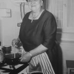 Martha Fuchs beim Kochen. Foto: Stadtarchiv