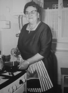 Martha Fuchs beim Kochen. Foto: Stadtarchiv