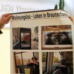Initiator Uwe Söhl und Kurator Klaus G. Kohn begutachten das Plakat. Foto: Der Löwe