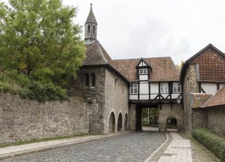 Das Torhaus des Zisterzienserklosters Riddagshausen mit Frauenkapelle (links). Foto: Der Löwe / Peter Sierigk