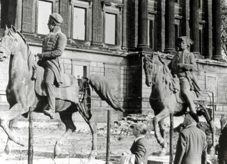 Die Reiterstandbilder vor dem zerstörten Schloss. Foto: Archiv Wedemeyer