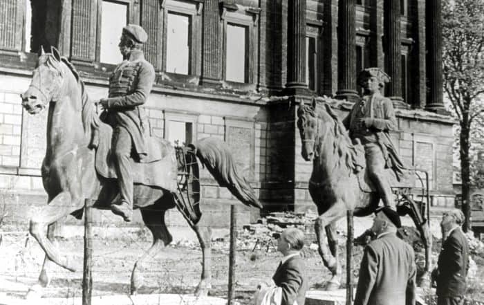 Die Reiterstandbilder vor dem zerstörten Schloss. Foto: Archiv Wedemeyer