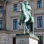 Das Standbild von Herzog Carl Wilhelm Ferdinand vor dem rekonstruierten Schloss. Foto: Der Löwe