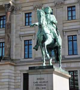 Das Standbild von Herzog Carl Wilhelm Ferdinand vor dem rekonstruierten Schloss. Foto: Der Löwe