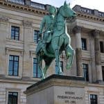 Das Standbild von Herzog Friedrich Wilhelm vor dem renovierten Schloss. Foto: Der Löwe