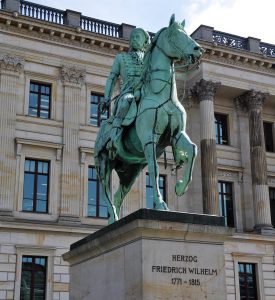 Das Standbild von Herzog Friedrich Wilhelm vor dem renovierten Schloss. Foto: Der Löwe