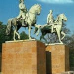 Die beiden Reiterstandbilder an der Kurt-Schumacher-Straße. Archiv: Ostwald