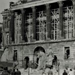 Der Schlossabriss hat begonnen, die Reiterstandbilder sind schwer beschädigt. Foto: Archiv: Wedemeyer