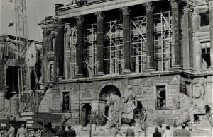 Der Schlossabriss hat begonnen, die Reiterstandbilder sind schwer beschädigt. Foto: Archiv: Wedemeyer