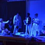 Zum Abschluss der „Ferien, die schlauer machen“ wurde ein eigenes Stück vor den Eltern und Geschwistern aufgeführt. Foto: Sonja Lubetzki-Meyer