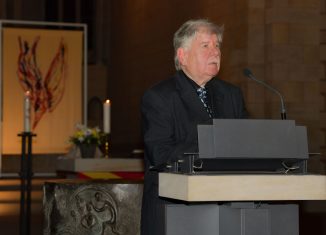 Gerd Winner in der Klosterkirche St. Marienberg mit seinem gewobenen Kunstwerk. Foto: Die Braunschweigische Stiftung / Andreas Greiner-Napp