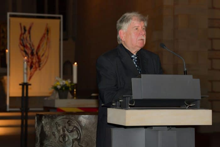 Gerd Winner in der Klosterkirche St. Marienberg mit seinem gewobenen Kunstwerk. Foto: Die Braunschweigische Stiftung / Andreas Greiner-Napp