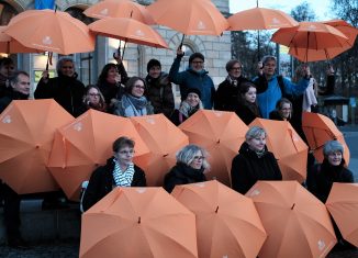 Stark gegen Gewalt an Frauen. Mit dabei: Gudrun Meurer-Hageroth vom Arbeitskreis gegen Gewalt an Frauen (ganz links), Oberbürgermeister Ulrich Markurth (zweiter von links), Staatstheaterintendantin Dagmar Schlingmann (hintere Reihe, dritte von rechts) und die Gleichstellungsbeauftragte der Stadt Braunschweig Marion Lenz (hintere Reihe, vierte von rechts). Foto: Meike Buck