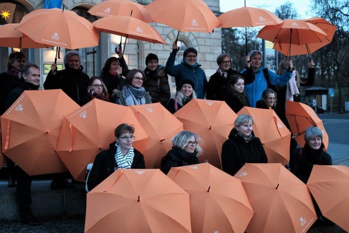 Stark gegen Gewalt an Frauen. Mit dabei: Gudrun Meurer-Hageroth vom Arbeitskreis gegen Gewalt an Frauen (ganz links), Oberbürgermeister Ulrich Markurth (zweiter von links), Staatstheaterintendantin Dagmar Schlingmann (hintere Reihe, dritte von rechts) und die Gleichstellungsbeauftragte der Stadt Braunschweig Marion Lenz (hintere Reihe, vierte von rechts). Foto: Meike Buck