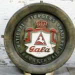Dieser Deckel eines alten Fasses stand bis vor Kurzem in einem Partykeller. Foto: Der Löwe