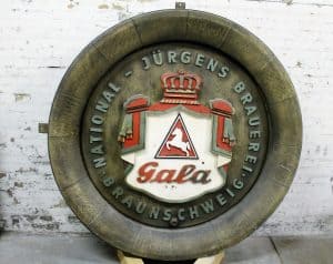 Dieser Deckel eines alten Fasses stand bis vor Kurzem in einem Partykeller. Foto: Der Löwe