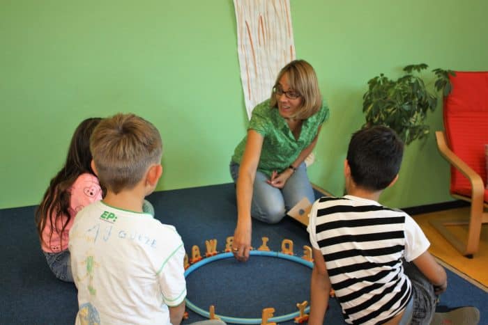 Lerntherapeutin Katja Overbeck fördert Kinder mit Lese- und Rechtschreibschwächen. Foto: ZiL