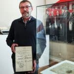 Enkel Harald Schwedhelm mit dem Faksimilie der Abdankungsurkunde. Foto: Schlossmuseum