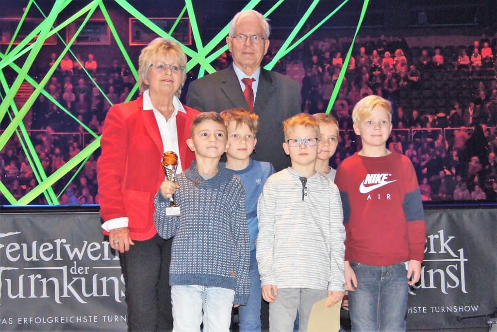 Sieger­eh­rung vor tausenden Sportfans