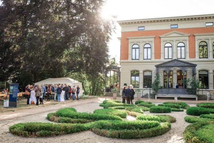 Der Sommerabend im Garten des Hauses der Braunschweigischen Stiftungen bietet ideale Bedingungen zum zwanglosen Gedankenaustausch. Foto: Marek Kruszewski/Braunschweigische Stiftung