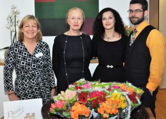 Petra Gottsand und Erika Borek (von links) begrüßten 60 Frauen zum Empfang im Hospiz am Hohen Tore. Svetlana Kundish (3.v.l.), Kantorin der Jüdischen Gemeinde Braunschweig, und Patrick Farrell, der sie auf dem Akkordeon begleitete, sorgten für die musikalische Untermalung. Foto: Der Löwe