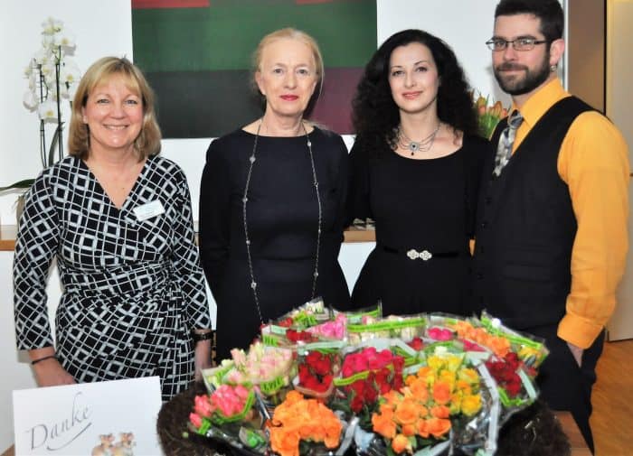 Petra Gottsand und Erika Borek (von links) begrüßten 60 Frauen zum Empfang im Hospiz am Hohen Tore. Svetlana Kundish (3.v.l.), Kantorin der Jüdischen Gemeinde Braunschweig, und Patrick Farrell, der sie auf dem Akkordeon begleitete, sorgten für die musikalische Untermalung. Foto: Der Löwe