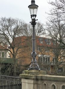 Noch erhalten sind die Leuchten an den vier Ecken der Ferdinandbrücke. Foto: Der Löwe