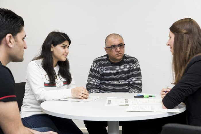 Marina Hartwich berät Masti und ihren Vater, welche Schule in Braunschweig für sie die richtige sein könnte. Foto: Stadt Braunschweig, Daniela Nielsen.