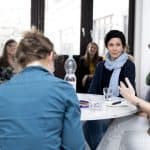 Sozialdezernentin Christine Arbogast (links) und die Projektkoordinatorin Sahra Nell (Mitte) vom Bildungsbüro informieren über die Schulbildungsberatung. Foto: Stadt Braunschweig, Daniela Nielsen