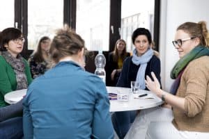 Sozialdezernentin Christine Arbogast (links) und die Projektkoordinatorin Sahra Nell (Mitte) vom Bildungsbüro informieren über die Schulbildungsberatung. Foto: Stadt Braunschweig, Daniela Nielsen