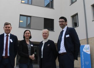 Dirk Gähle, Petra Kantenwein, Erika Borek und Kirk Chamberlain vor dem neuen CJD-Wohnbereich. Foto: Der Löwe