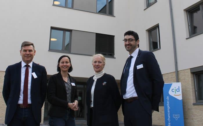 Dirk Gähle, Petra Kantenwein, Erika Borek und Kirk Chamberlain vor dem neuen CJD-Wohnbereich. Foto: Der Löwe