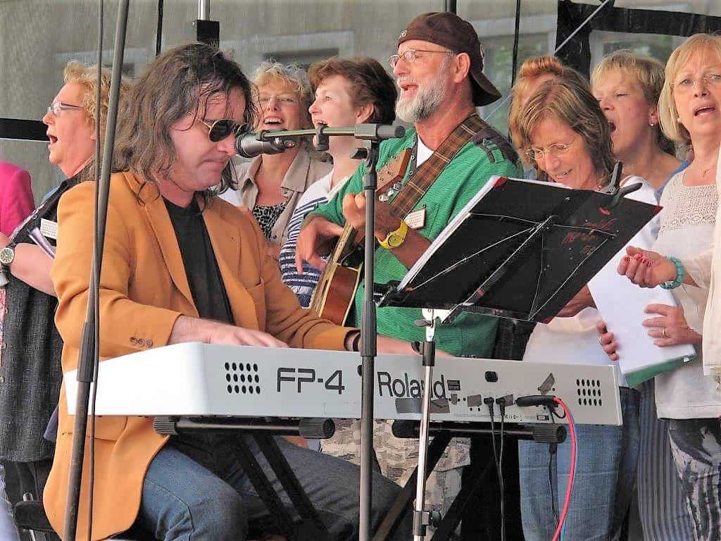 Offenes Markt­singen mit Peter Stoppok