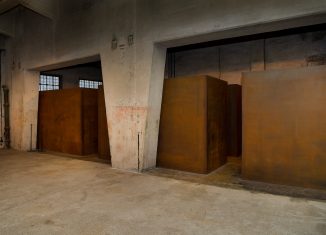 Sechs Stahlkuben beheimaten die Dauerausstellung der Gedenkstätte KZ Drütte in Salzgitter. Foto: Stiftung Braunschweigischer Kulturbesitz / Andreas Greiner-Napp