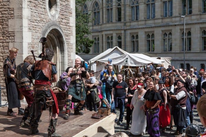 Die Band „Fabula“ bringt Besucherinnen und Besucher am Pfingstwochenende zum Tanzen. Foto: Braunschweig Stadtmarketing GmbH/Frank Sperling