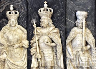 Die Figuren von Kaiser Lothar III., seiner Ehefrau Richenza und ihrem Schwiegersohn, Herzog Heinrich der Stolze, im Kaiserdom in Königslutter. Foto: SBK/Andreas Greiner-Napp