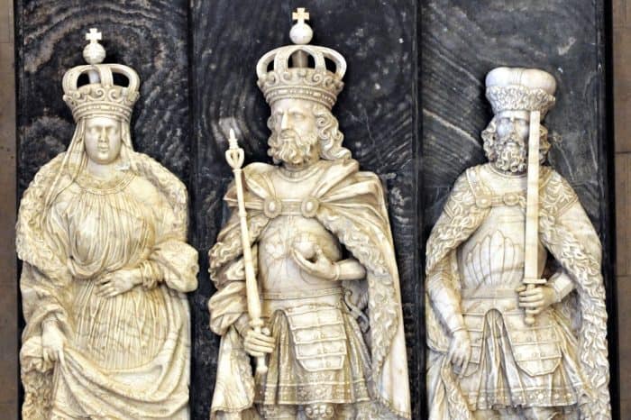 Die Figuren von Kaiser Lothar III., seiner Ehefrau Richenza und ihrem Schwiegersohn, Herzog Heinrich der Stolze, im Kaiserdom in Königslutter. Foto: SBK/Andreas Greiner-Napp