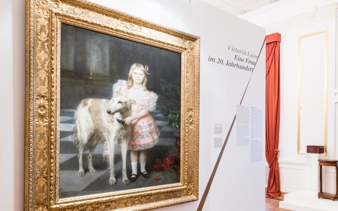 Das Gemälde von Victoria Luise mit Hund ersteigerte die Richard Borek Stiftung während der Welfen-Auktion 2005. Hier als Exponat der Ausstellung „Victoria Luise – ein Leben, zwei Welten“. Foto: Schlossmuseum