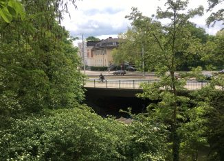 Ein bisschen zu groß geraten: Die Kurt-Schumacher-Straße und ihre Brücke über die Oker. Foto: Der Löwe