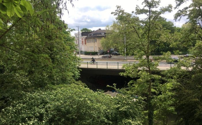 Ein bisschen zu groß geraten: Die Kurt-Schumacher-Straße und ihre Brücke über die Oker. Foto: Der Löwe
