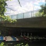 Die Brücke besteht aus Beton, das Geländer wurde 2001 erneuert. Am Fuß der Brücke hat sich eine Floßstation angesiedelt. Foto: Der Löwe