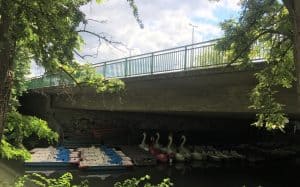 Die Brücke besteht aus Beton, das Geländer wurde 2001 erneuert. Am Fuß der Brücke hat sich eine Floßstation angesiedelt. Foto: Der Löwe