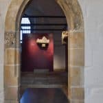 Fragmente des Kreuzgangs: romanische Rundbogenfenster und Konsolsteine aus der Zeit um 1225. Foto: privat
