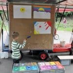 Der Kunstkoffer lädt zum Basteln, Zeichnen, Werken und Malen ein – ohne Aufgabenstellung und Druck. Foto: Sophia Hamann