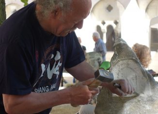 Bildhauer Hans Reijnders bei der Arbeit. Foto: Kaiserdom