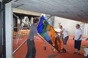 Jedes einzelne Fenster hat ein Gewicht von 90 Kilogramm. Foto: Kirchengemeinde Schapen